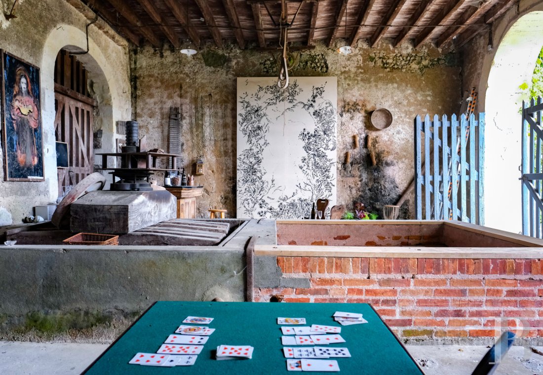 A artists' house with a cluster of small houses on the way to Le Mans - photo  n°50